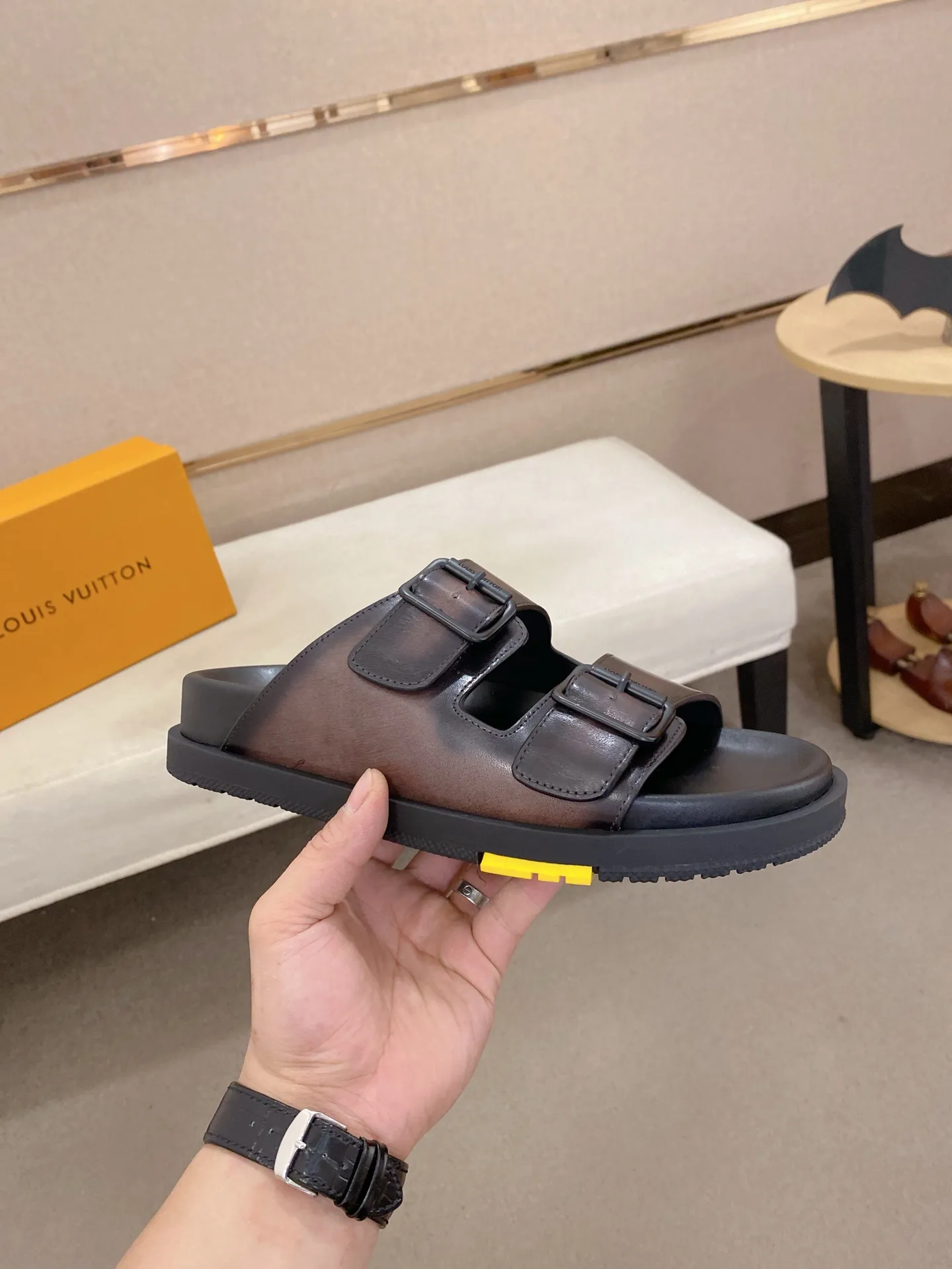 Factory price: 420💰Made by LV🔍Top purchasing agent. Men's spring and summer slippers are available at the same counter. The uppers are made of cowhide imported from Italy. High-quality craftsmanship, soles: original soles specially provided by the original factory, exclusive movable molded soles are super comfortable, original factory follow-up goods, 🔍🔍high quality, can be entered and exited the counter at will, welcome to compare, code number 38-44. Can be customized45